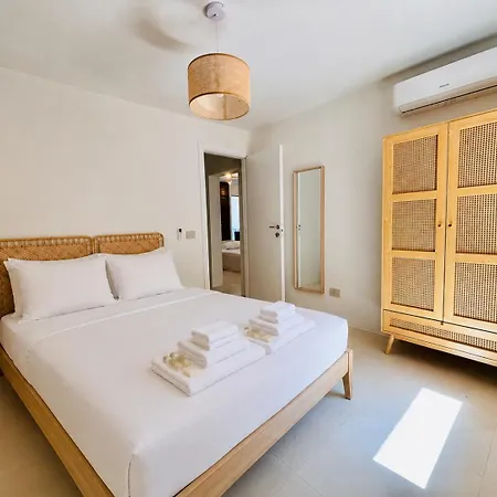 Newly Renovated Apartment, Garden & 3 Parking Spots - 7 Min 公寓