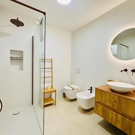 Newly Renovated Apartment, Garden & 3 Parking Spots - 7 Min 公寓 切尔沃港