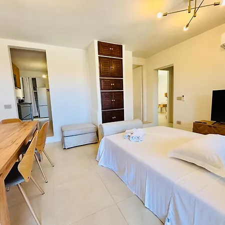 Newly Renovated Apartment, Garden & 3 Parking Spots - 7 Min