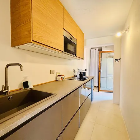 Newly Renovated Apartment, Garden & 3 Parking Spots - 7 Min 公寓 *