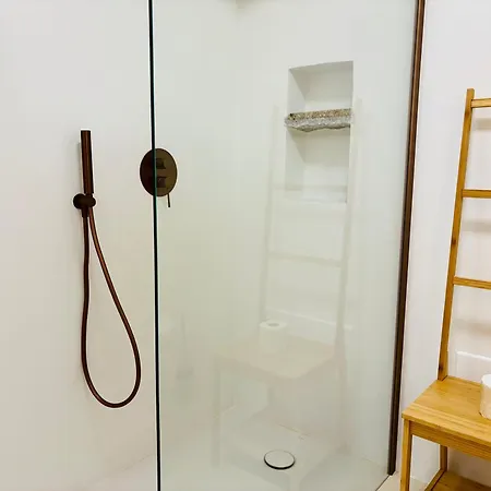 Newly Renovated Apartment, Garden & 3 Parking Spots - 7 Min 公寓
