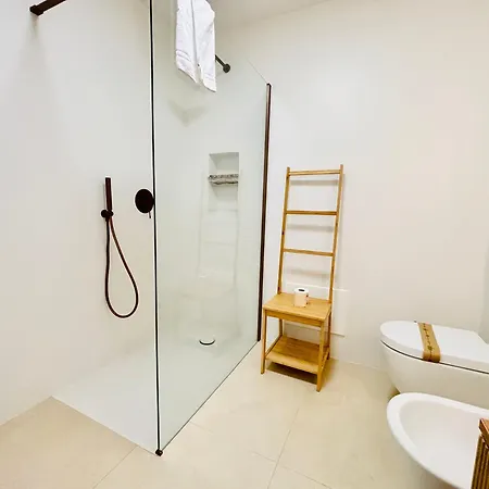Newly Renovated Apartment, Garden & 3 Parking Spots - 7 Min 公寓