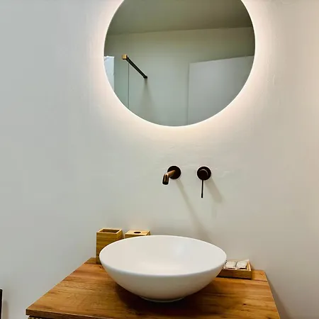Newly Renovated Apartment, Garden & 3 Parking Spots - 7 Min * 切尔沃港