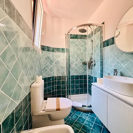 Newly Renovated Apartment, Garden & 3 Parking Spots - 7 Min