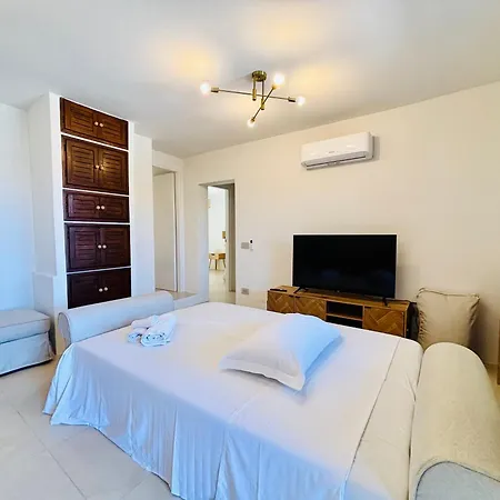 Newly Renovated Apartment, Garden & 3 Parking Spots - 7 Min