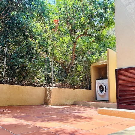Newly Renovated Apartment, Garden & 3 Parking Spots - 7 Min 公寓 *